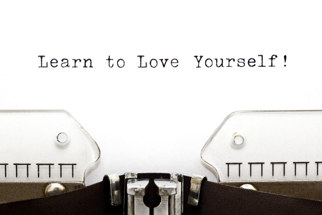 "Learn to love yourself" Selbstliebe spielt eine entscheidende Rolle in der Prävention und Behandlung von Essstörungen, da ein positives Selbstbild und Akzeptanz des eigenen Körpers helfen können, ungesunde Essgewohnheiten und negative Körperwahrnehmungen zu überwinden. Die Förderung von Selbstliebe und Selbstakzeptanz ist ein wesentlicher Bestandteil therapeutischer Ansätze bei Essstörungen, um das Selbstwertgefühl zu stärken und eine gesunde Beziehung zum Essen und zum eigenen Körper zu entwickeln.