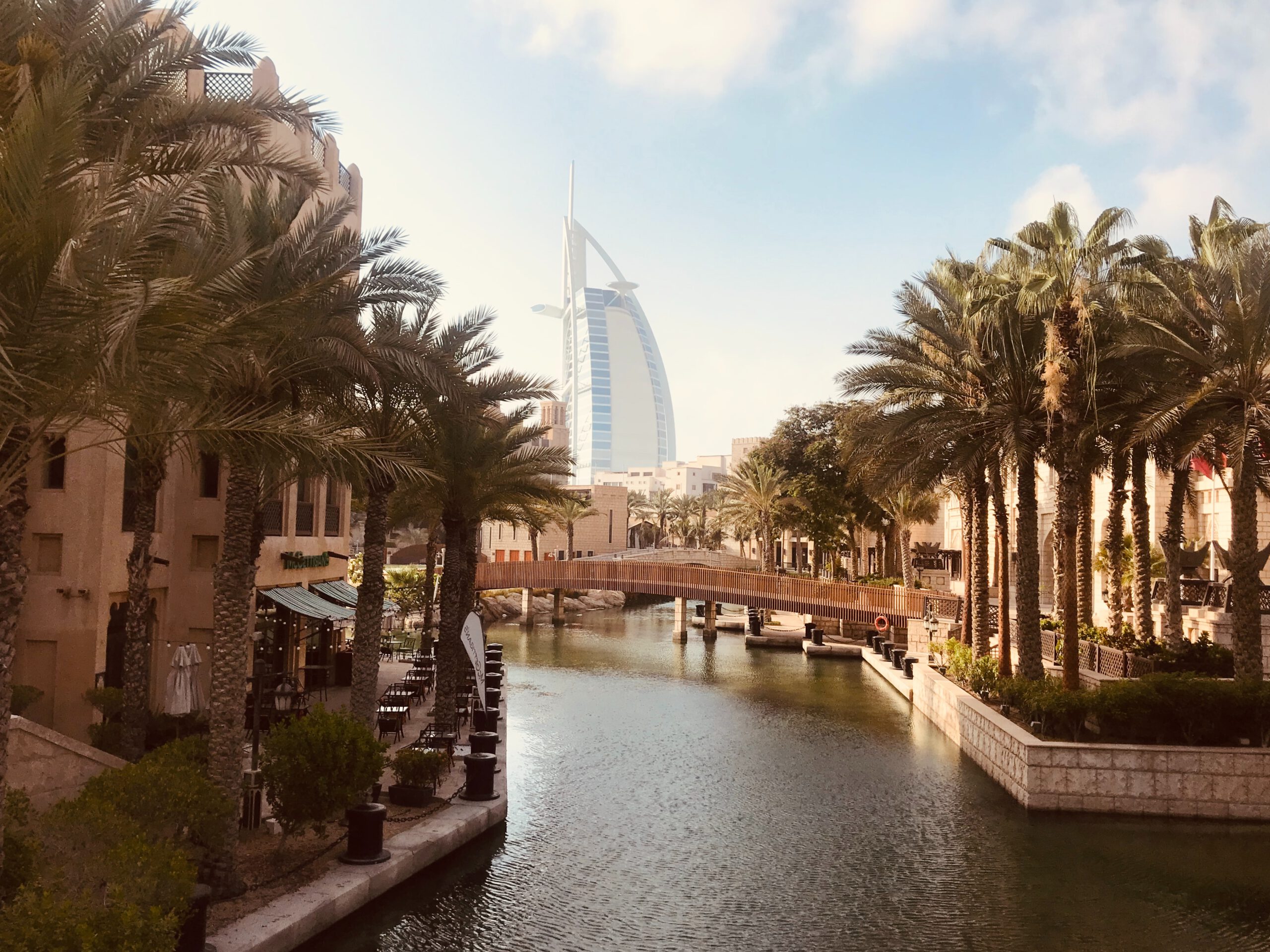 Dubai, Vereinigte Emirate. Blick auf Burj Al Arab. Online-Therapie aus Dubai